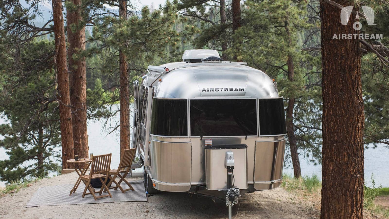 Airstream-asuntovaunu metsäleirintäalueella